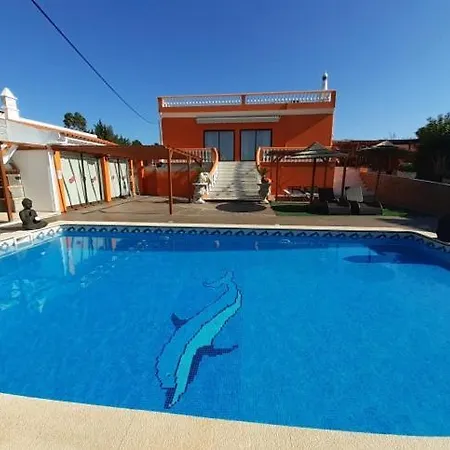 Countryside With Jacuzzi And Pool